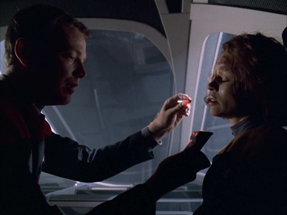 extant_StarTrek_VOY_6x03-BargeOfTheDead_00075.jpg