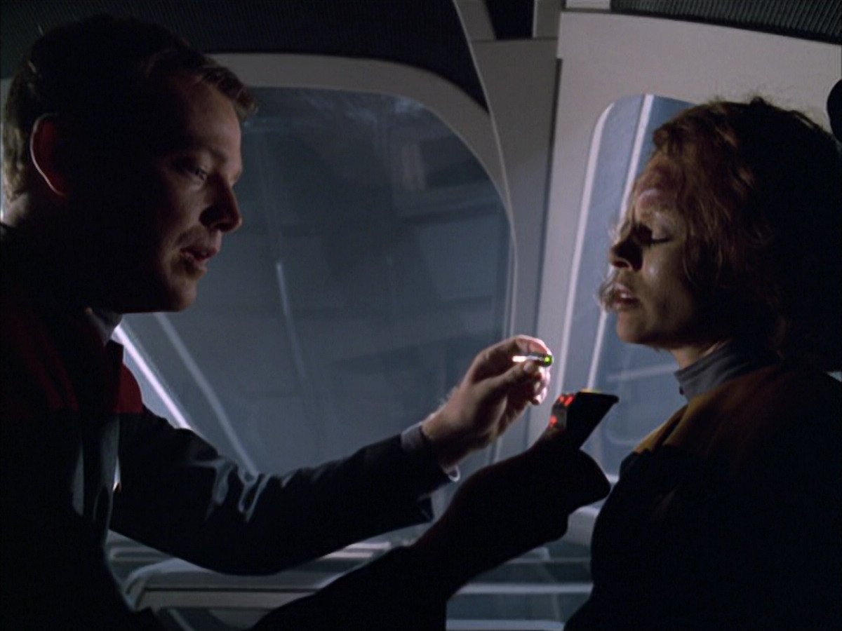 extant_StarTrek_VOY_6x03-BargeOfTheDead_00076.jpg