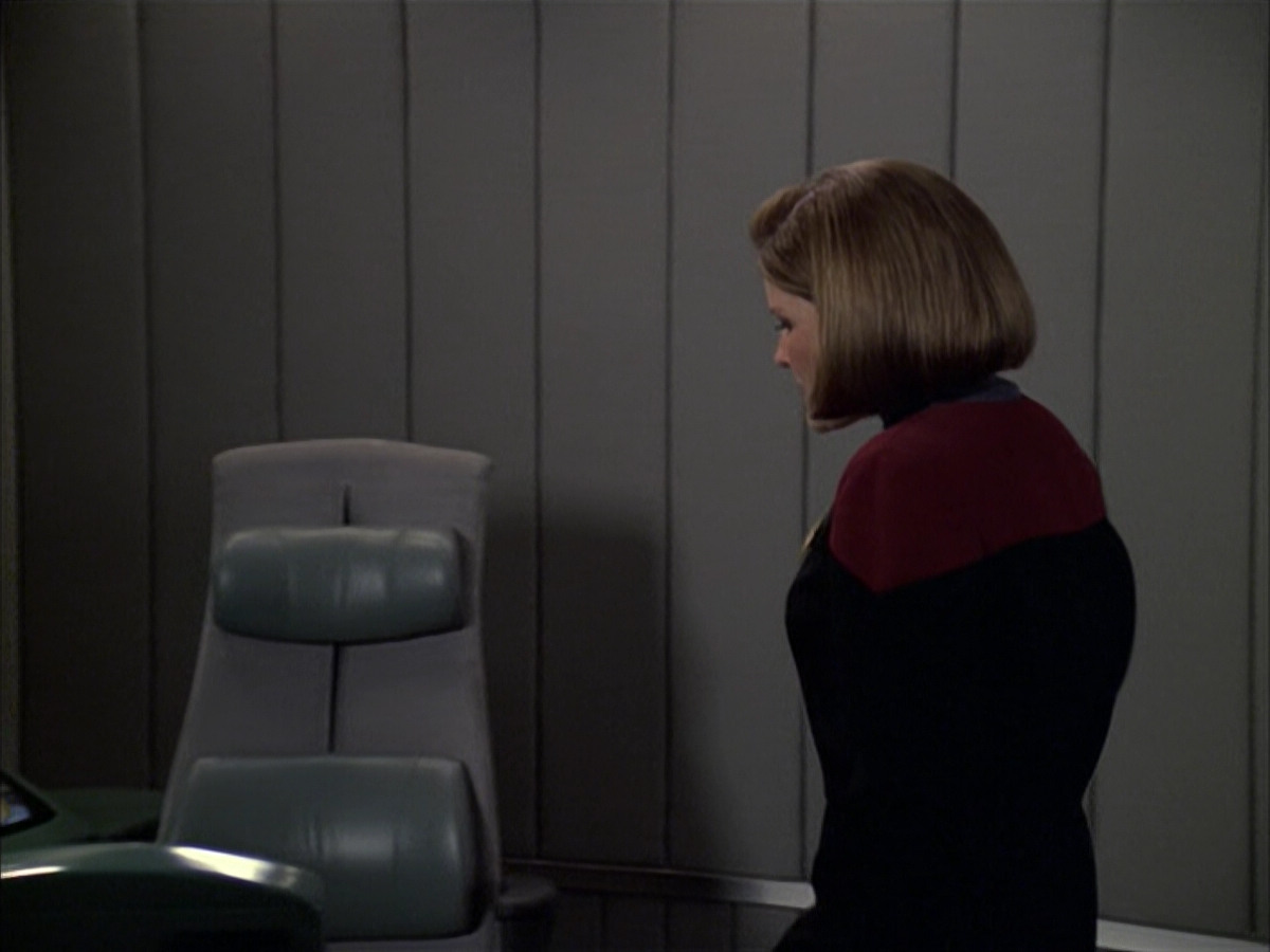extant_StarTrek_VOY_6x03-BargeOfTheDead_00088.jpg