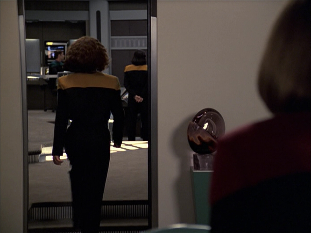 extant_StarTrek_VOY_6x03-BargeOfTheDead_00137.jpg