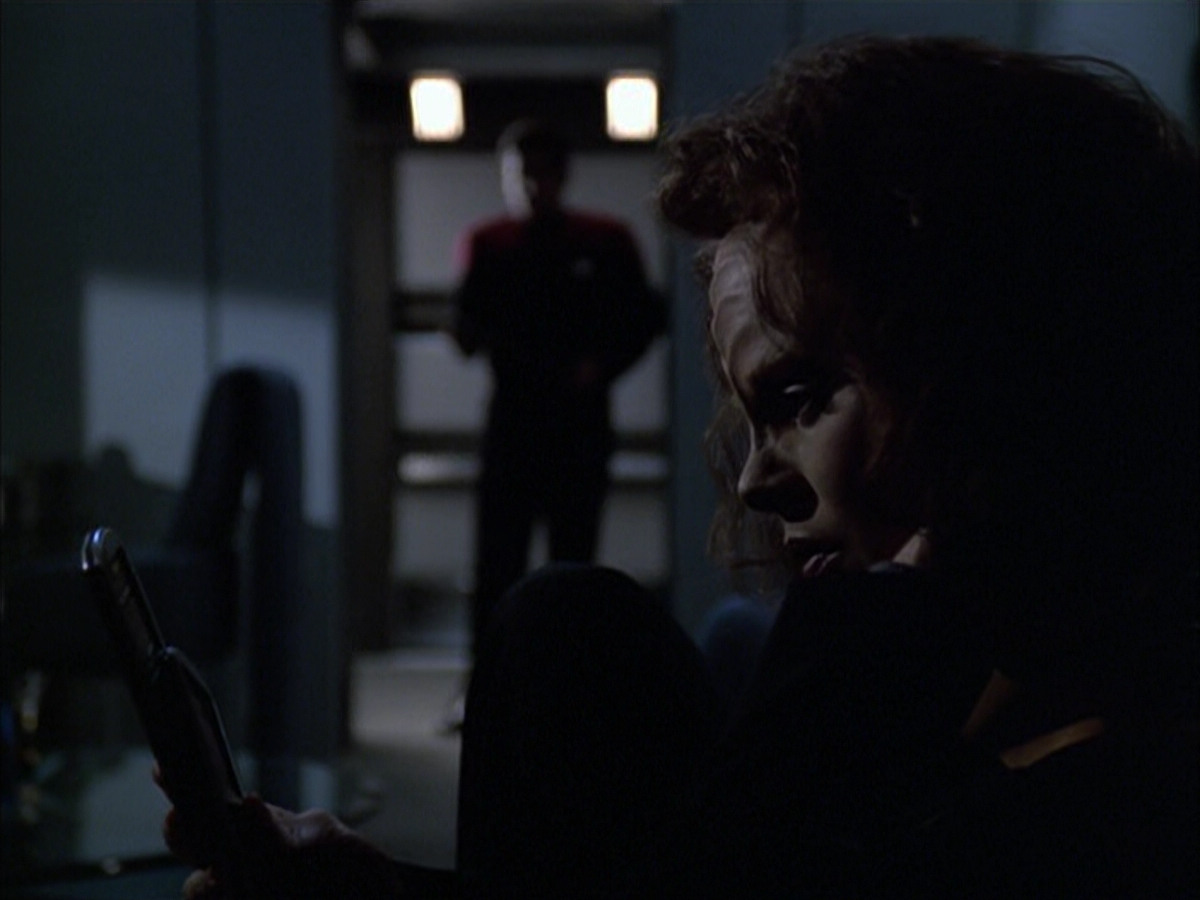 extant_StarTrek_VOY_6x03-BargeOfTheDead_00151.jpg