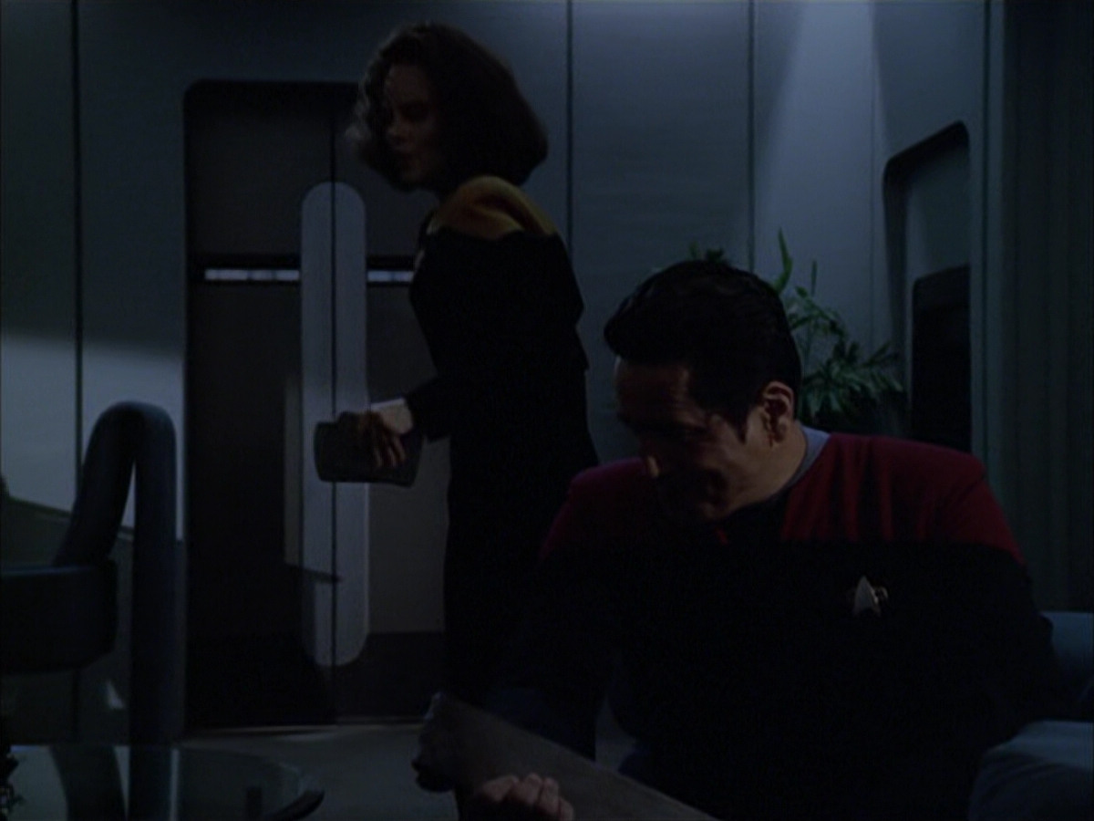 extant_StarTrek_VOY_6x03-BargeOfTheDead_00218.jpg