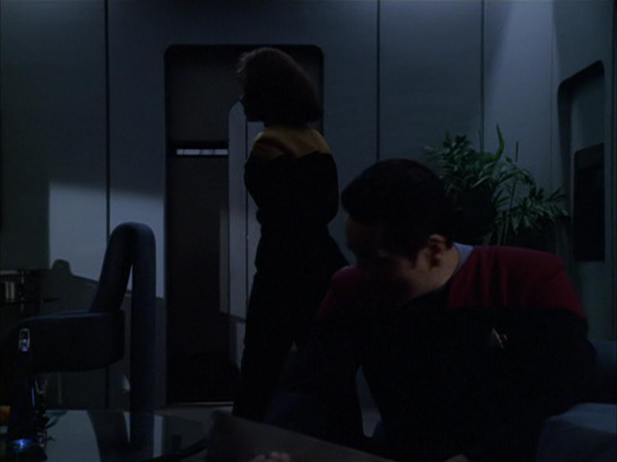 extant_StarTrek_VOY_6x03-BargeOfTheDead_00219.jpg