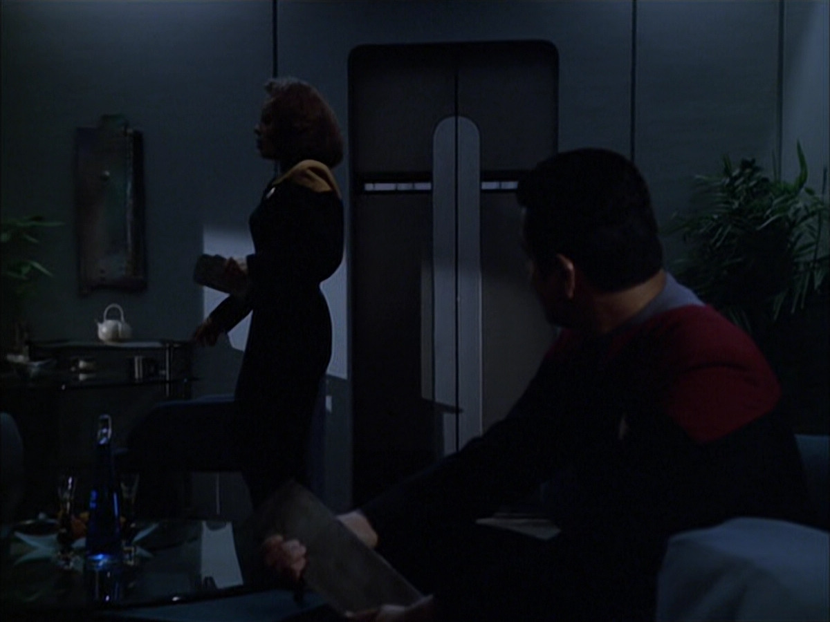 extant_StarTrek_VOY_6x03-BargeOfTheDead_00221.jpg