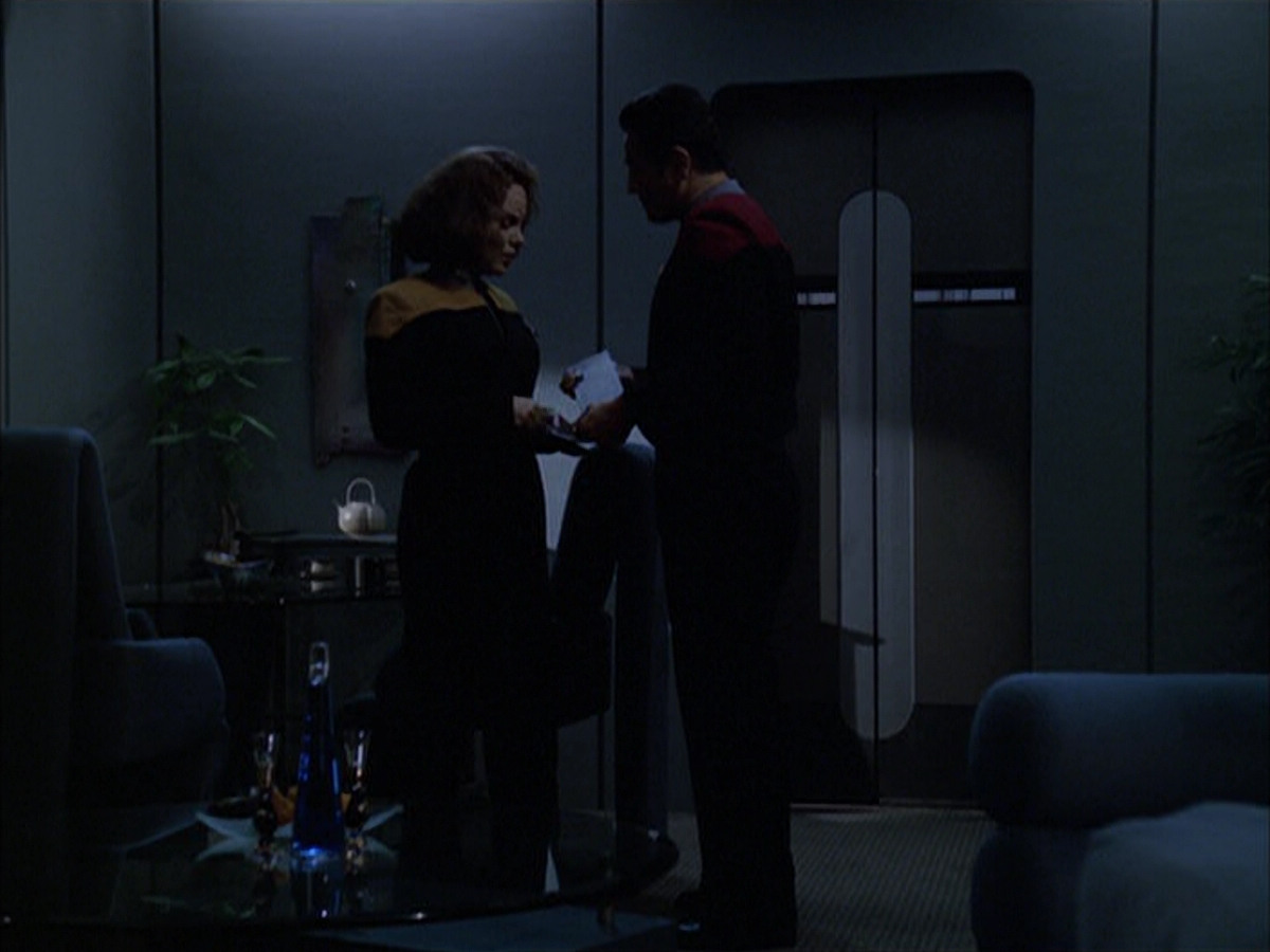extant_StarTrek_VOY_6x03-BargeOfTheDead_00240.jpg