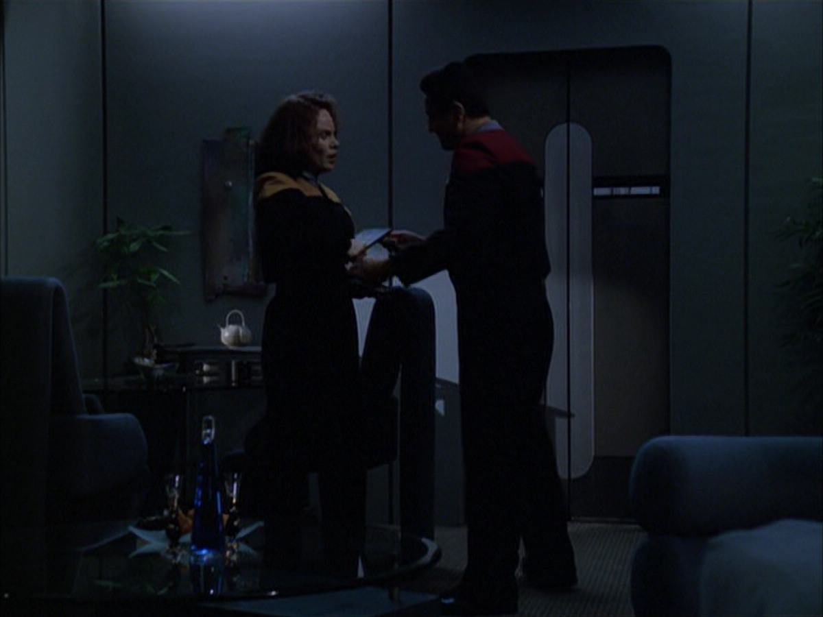 extant_StarTrek_VOY_6x03-BargeOfTheDead_00242.jpg