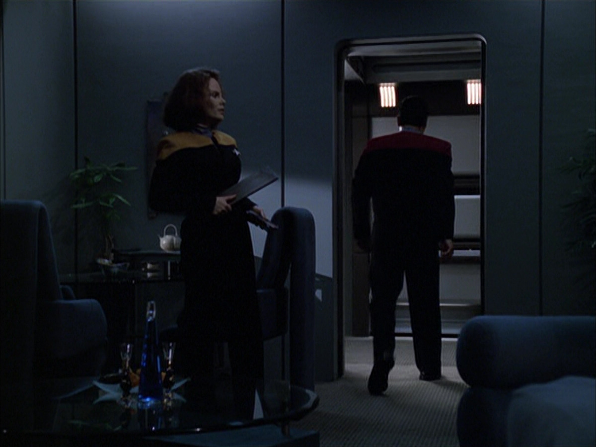 extant_StarTrek_VOY_6x03-BargeOfTheDead_00244.jpg