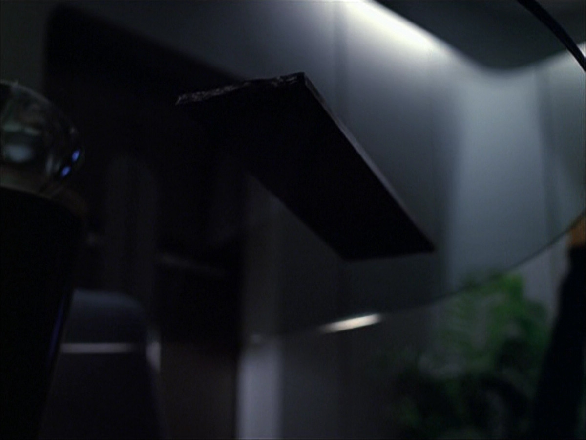 extant_StarTrek_VOY_6x03-BargeOfTheDead_00254.jpg