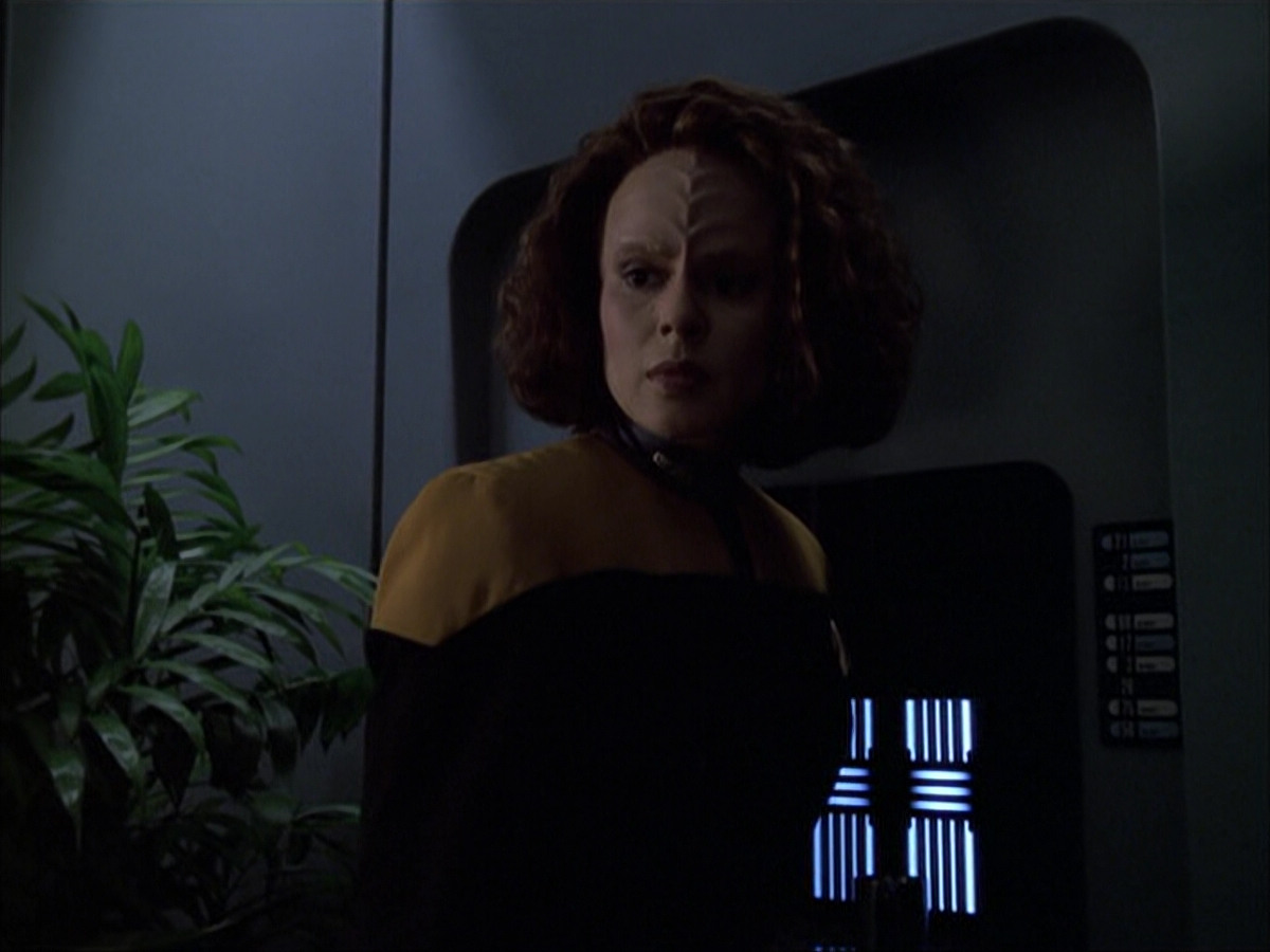 extant_StarTrek_VOY_6x03-BargeOfTheDead_00276.jpg