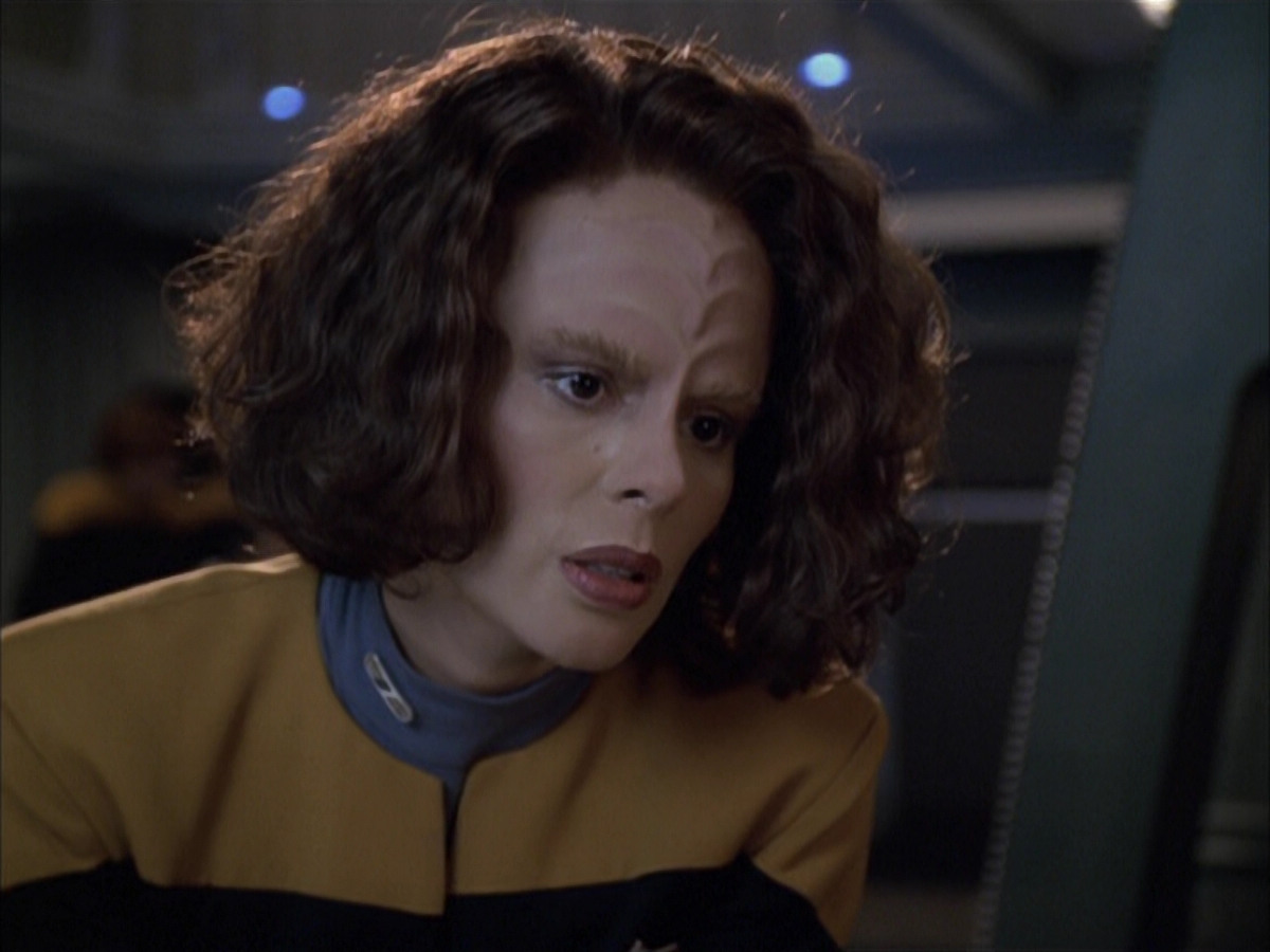 extant_StarTrek_VOY_6x03-BargeOfTheDead_00511.jpg