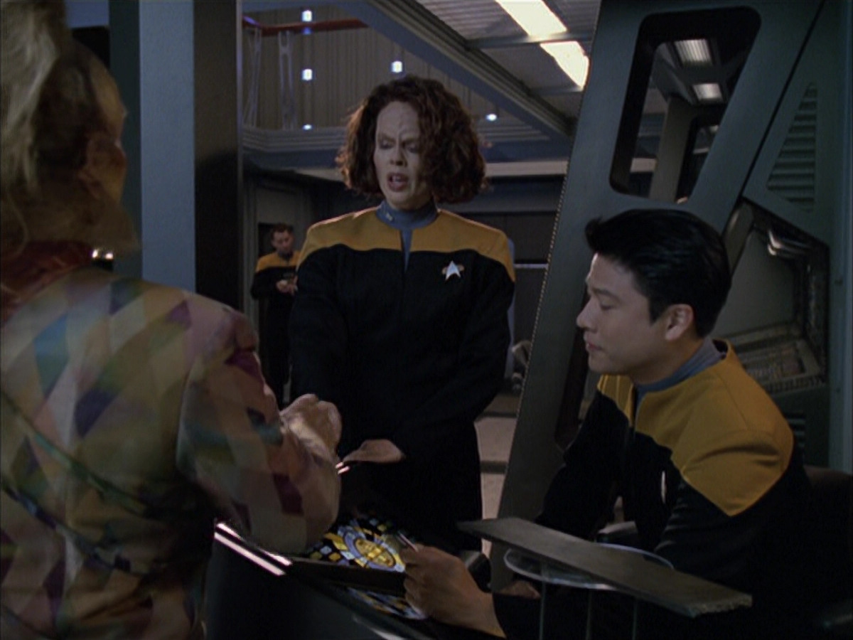 extant_StarTrek_VOY_6x03-BargeOfTheDead_00530.jpg