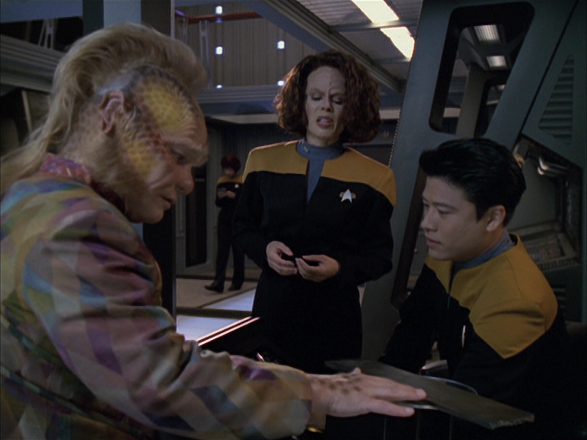 extant_StarTrek_VOY_6x03-BargeOfTheDead_00562.jpg