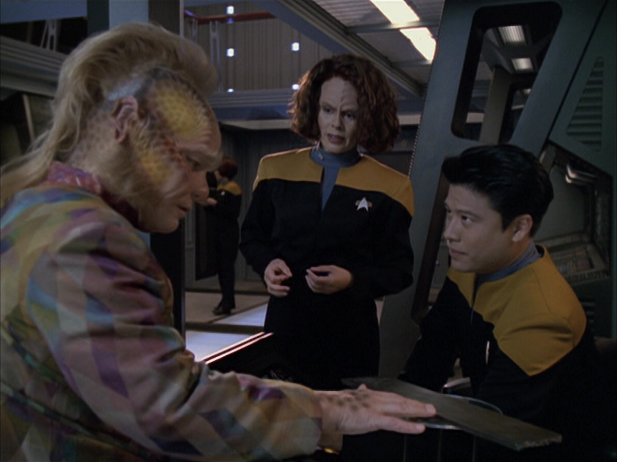 extant_StarTrek_VOY_6x03-BargeOfTheDead_00564.jpg