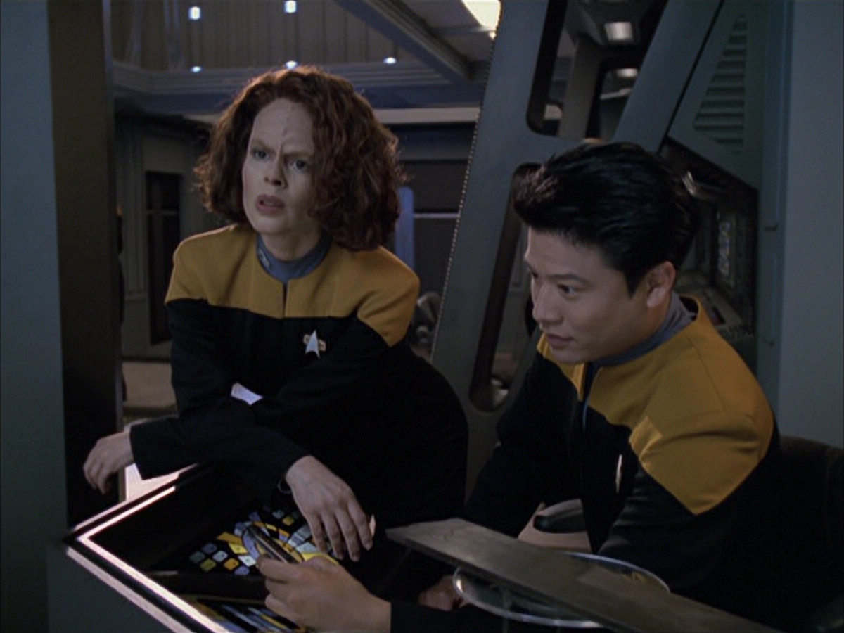 extant_StarTrek_VOY_6x03-BargeOfTheDead_00604.jpg