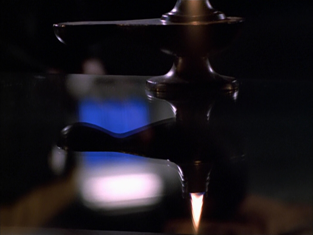 extant_StarTrek_VOY_6x03-BargeOfTheDead_00623.jpg