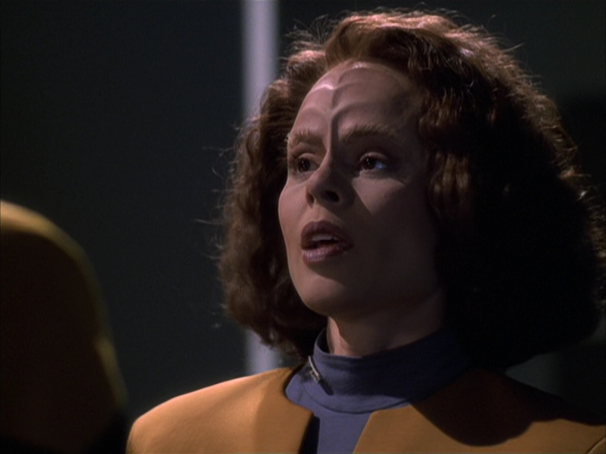 extant_StarTrek_VOY_6x03-BargeOfTheDead_00746.jpg