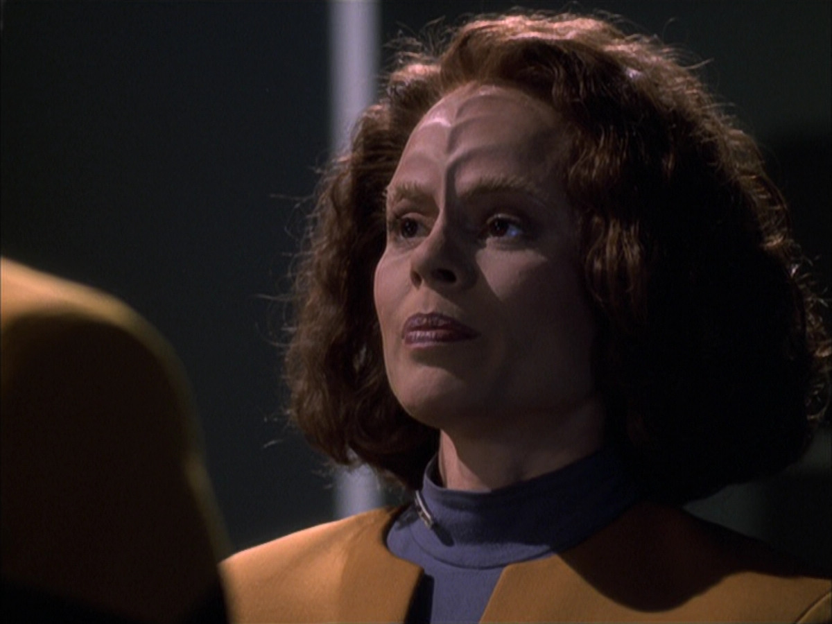 extant_StarTrek_VOY_6x03-BargeOfTheDead_00747.jpg