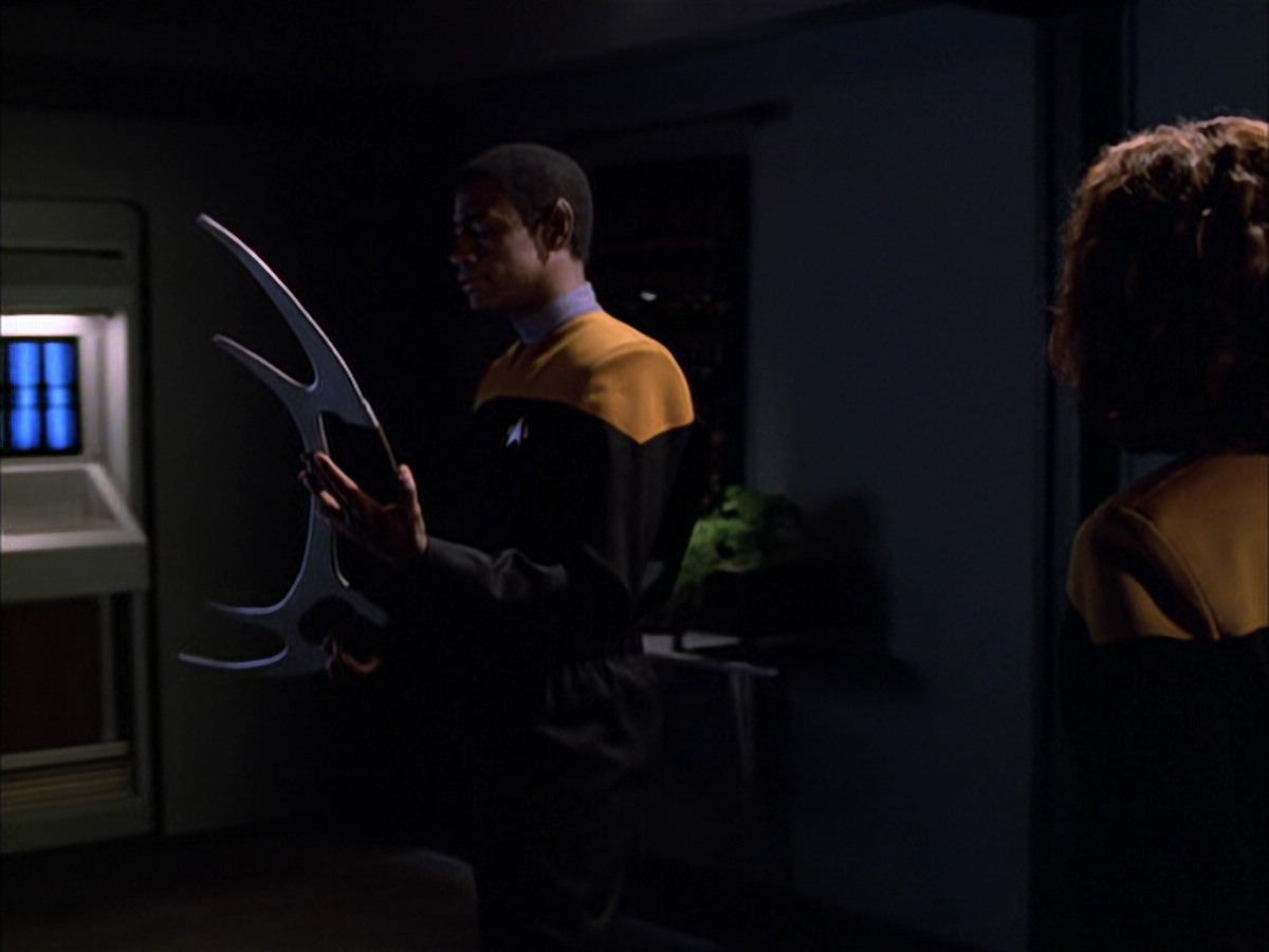 extant_StarTrek_VOY_6x03-BargeOfTheDead_00757.jpg
