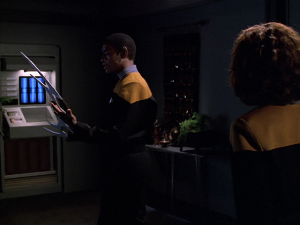 extant_StarTrek_VOY_6x03-BargeOfTheDead_00758.jpg
