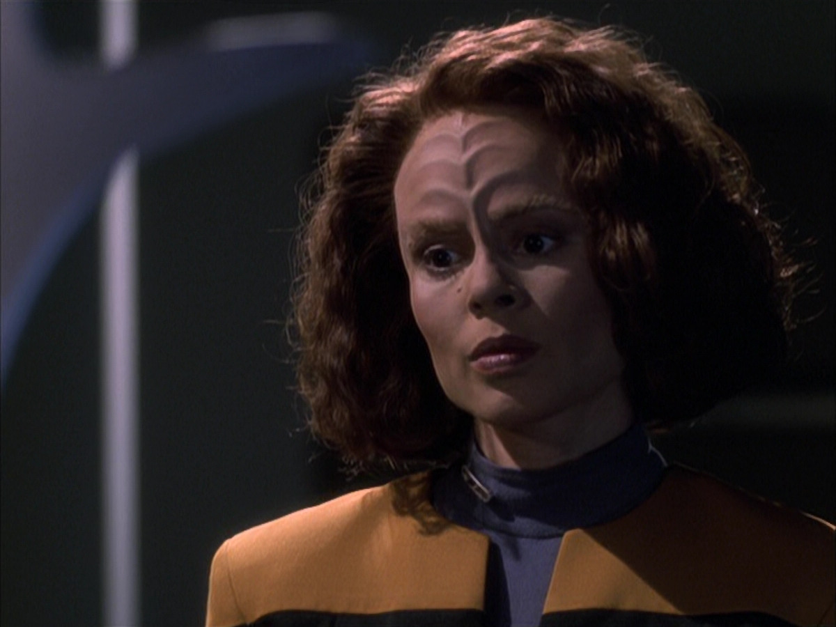 extant_StarTrek_VOY_6x03-BargeOfTheDead_00772.jpg