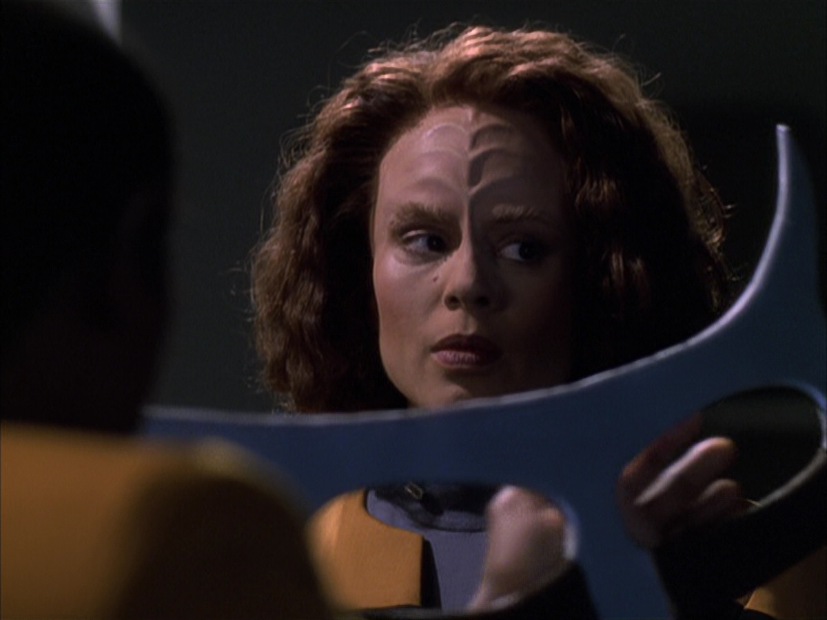 extant_StarTrek_VOY_6x03-BargeOfTheDead_00790.jpg