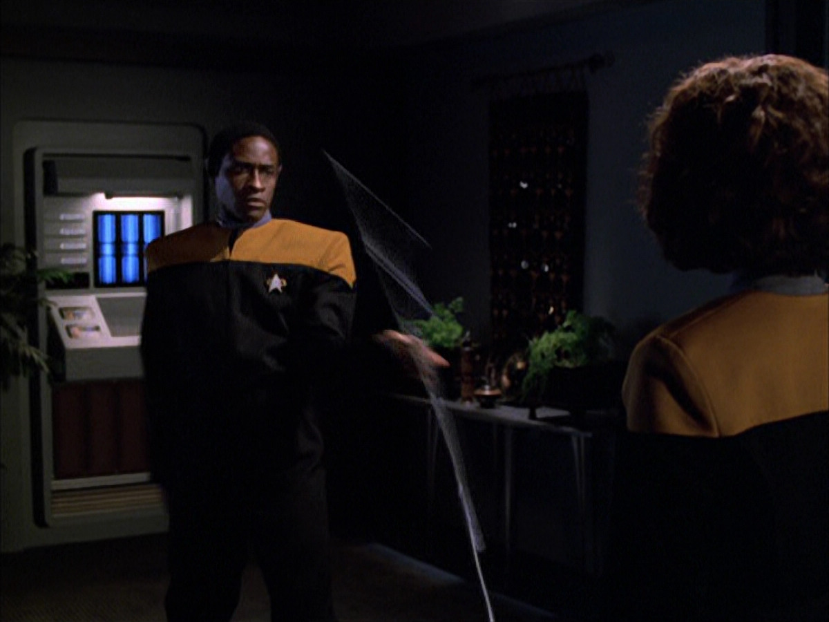 extant_StarTrek_VOY_6x03-BargeOfTheDead_00796.jpg