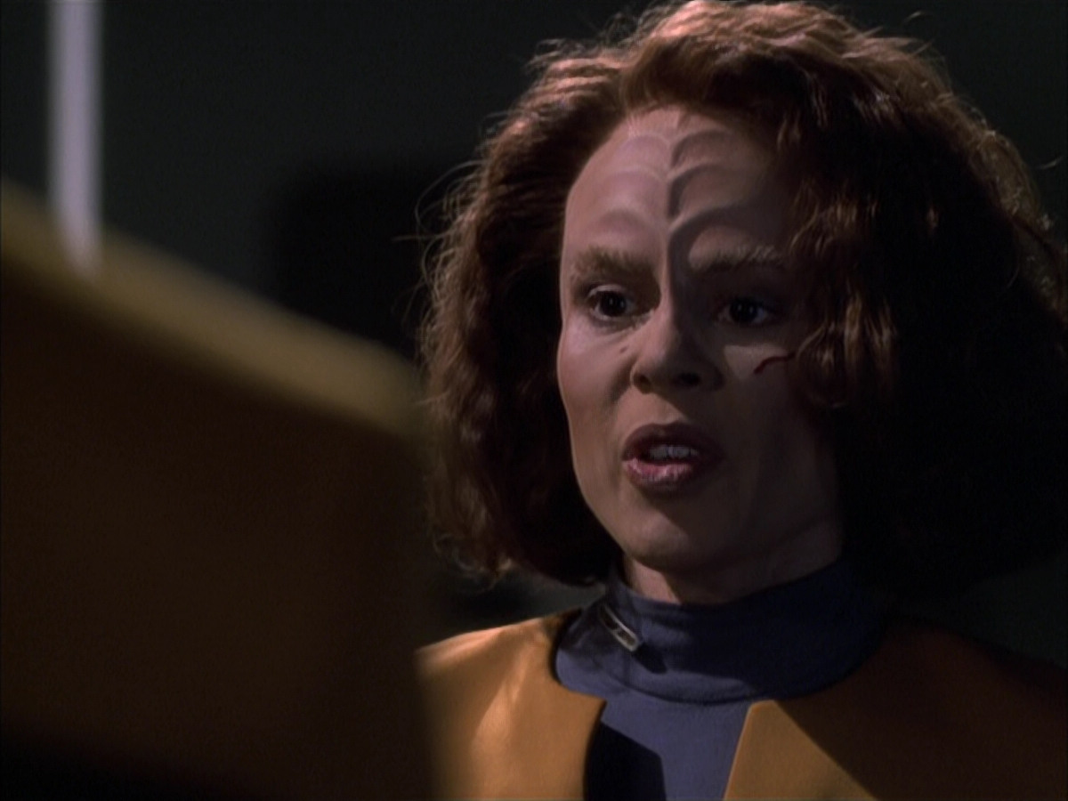 extant_StarTrek_VOY_6x03-BargeOfTheDead_00816.jpg