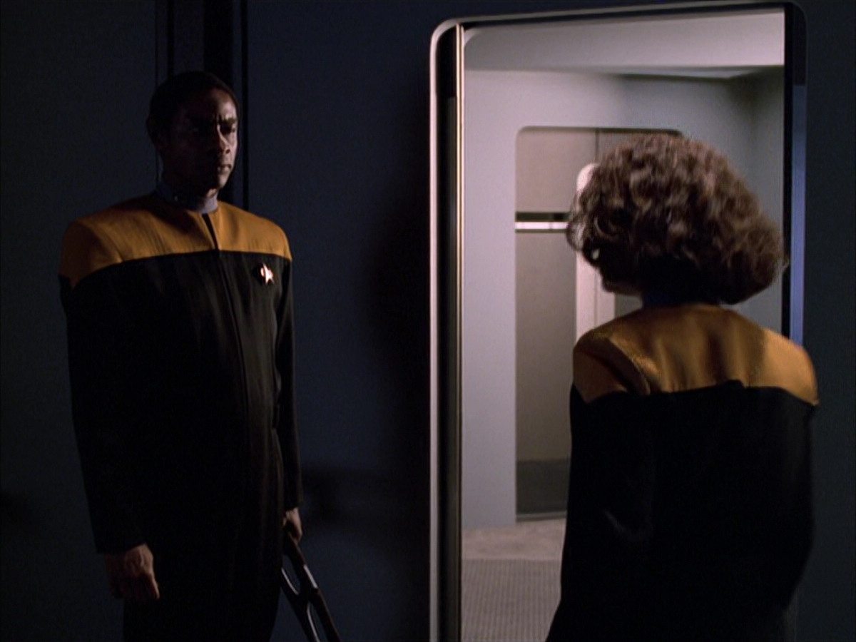 extant_StarTrek_VOY_6x03-BargeOfTheDead_00834.jpg