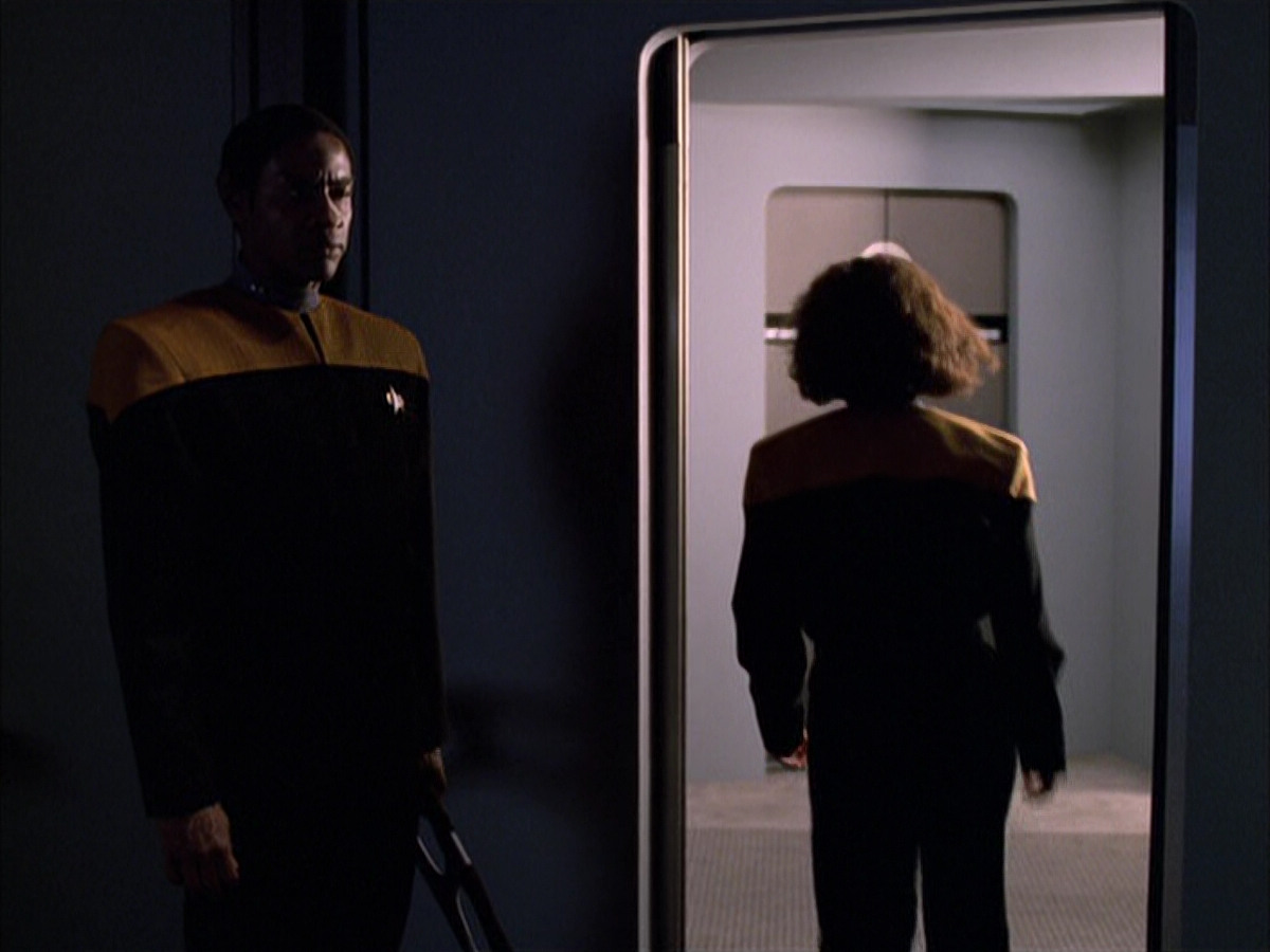 extant_StarTrek_VOY_6x03-BargeOfTheDead_00835.jpg