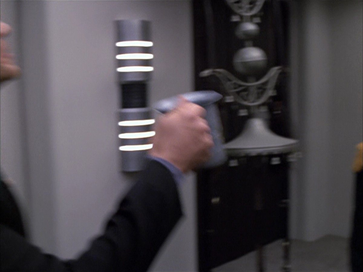 extant_StarTrek_VOY_6x03-BargeOfTheDead_00871.jpg