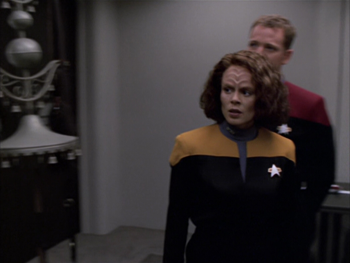 extant_StarTrek_VOY_6x03-BargeOfTheDead_00872.jpg