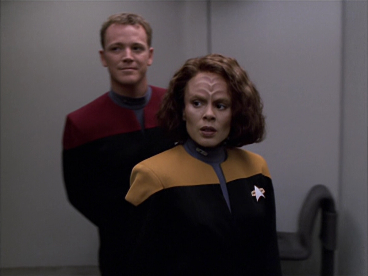 extant_StarTrek_VOY_6x03-BargeOfTheDead_00873.jpg