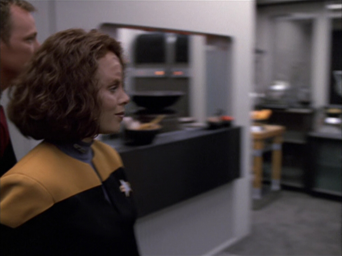 extant_StarTrek_VOY_6x03-BargeOfTheDead_00875.jpg