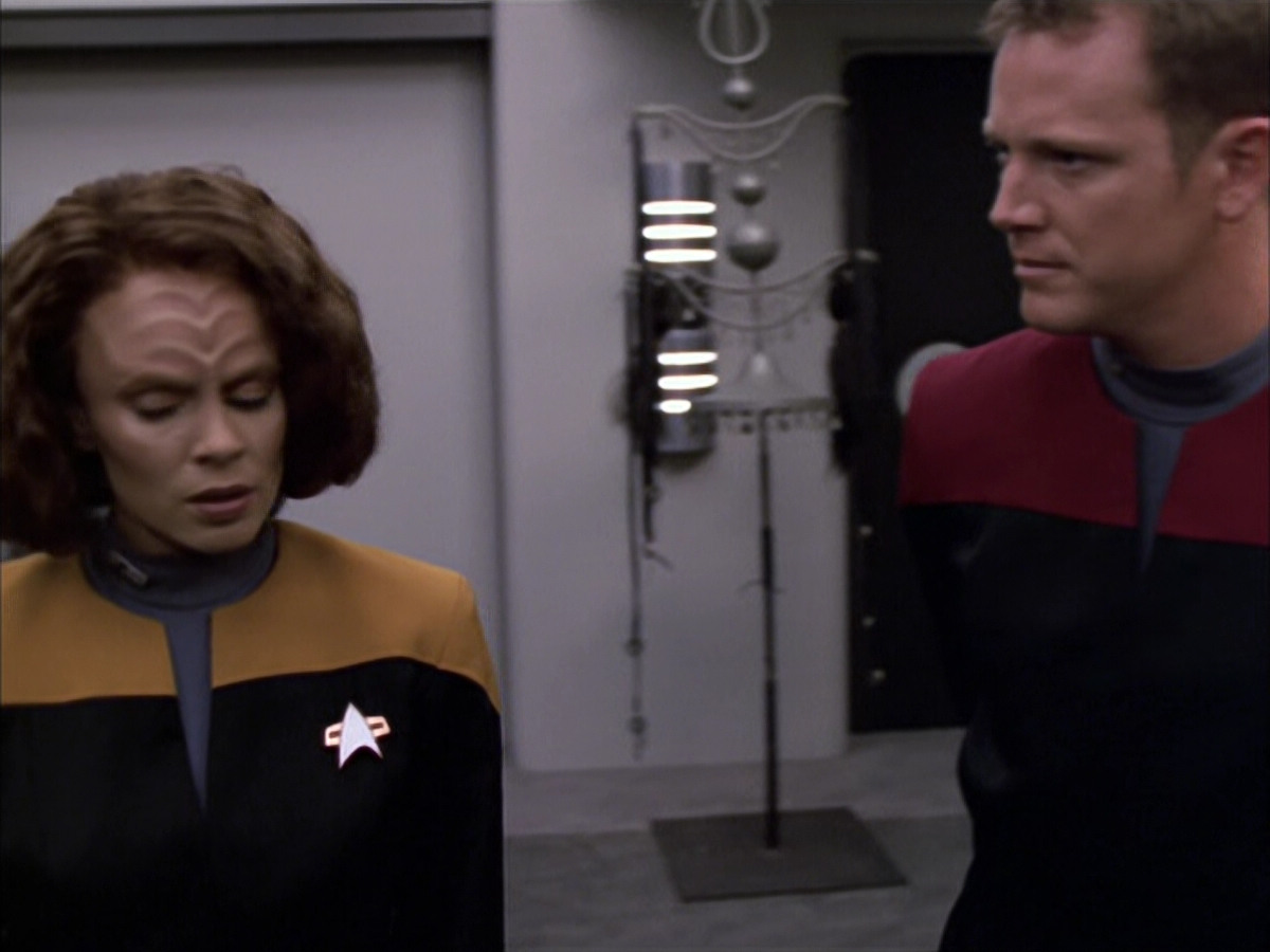 extant_StarTrek_VOY_6x03-BargeOfTheDead_00891.jpg