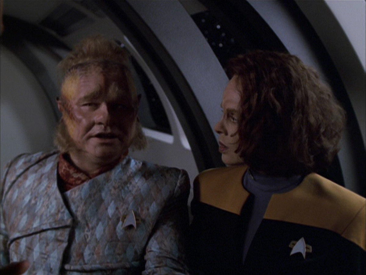 extant_StarTrek_VOY_6x03-BargeOfTheDead_00954.jpg