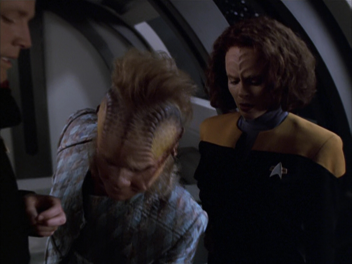 extant_StarTrek_VOY_6x03-BargeOfTheDead_00958.jpg