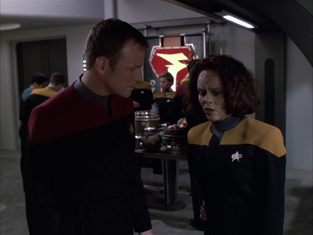 extant_StarTrek_VOY_6x03-BargeOfTheDead_00965.jpg