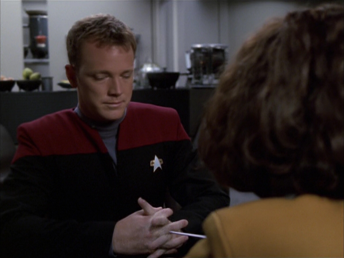 extant_StarTrek_VOY_6x03-BargeOfTheDead_00986.jpg