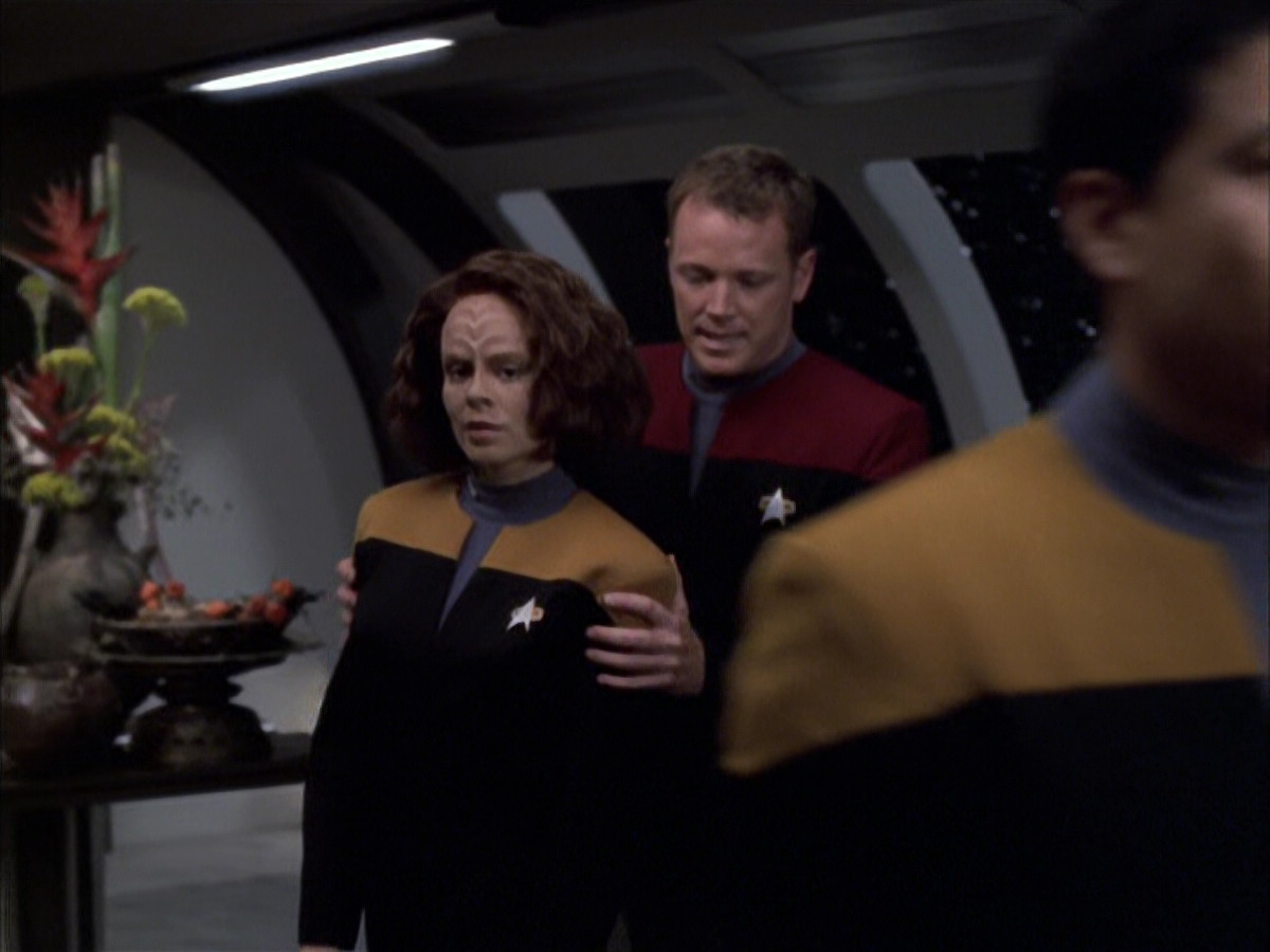 extant_StarTrek_VOY_6x03-BargeOfTheDead_01067.jpg