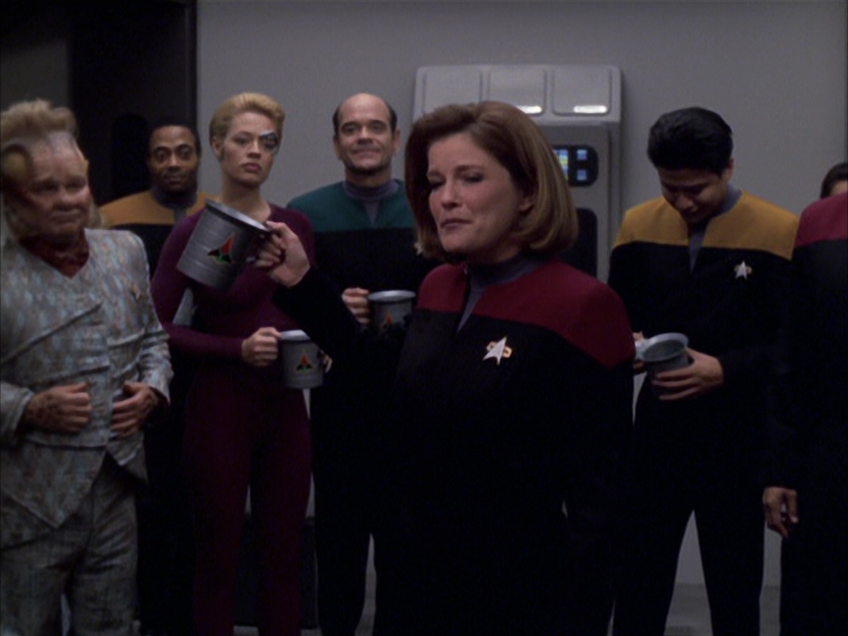 extant_StarTrek_VOY_6x03-BargeOfTheDead_01074.jpg