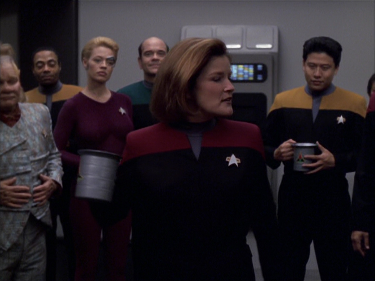 extant_StarTrek_VOY_6x03-BargeOfTheDead_01077.jpg