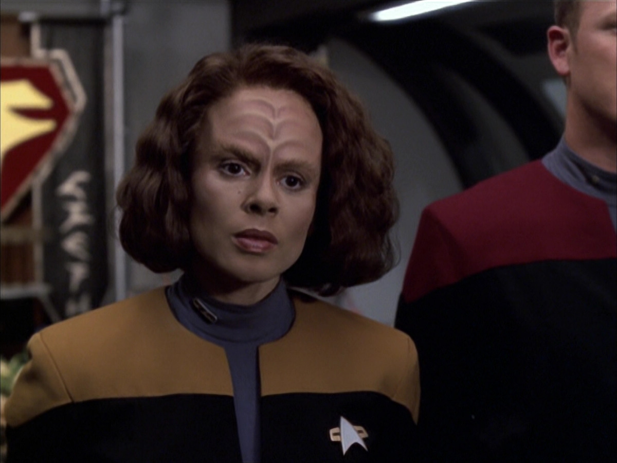 extant_StarTrek_VOY_6x03-BargeOfTheDead_01085.jpg