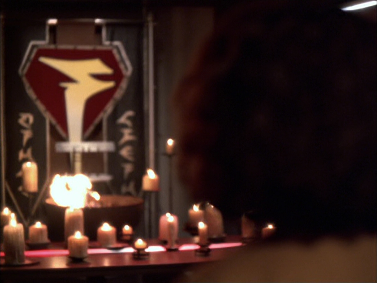 extant_StarTrek_VOY_6x03-BargeOfTheDead_01120.jpg