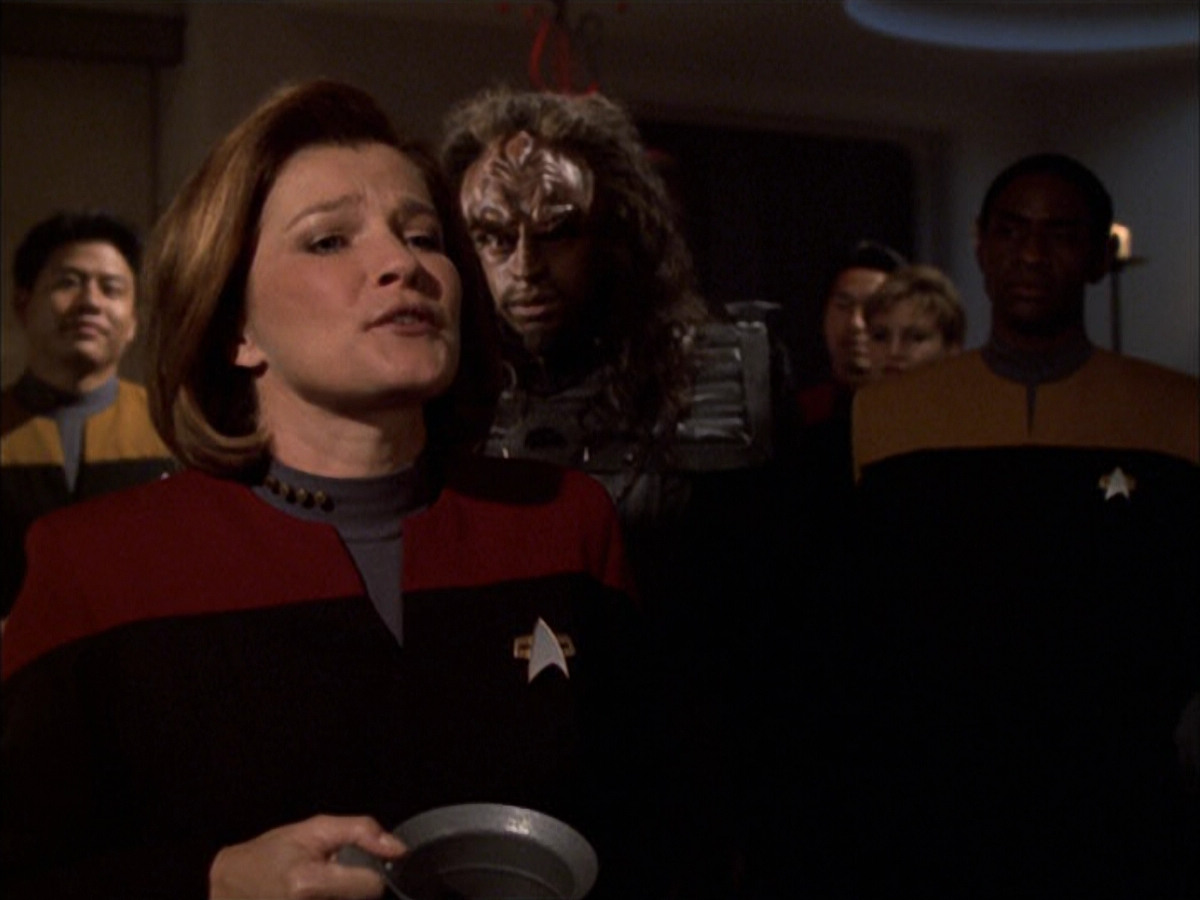 extant_StarTrek_VOY_6x03-BargeOfTheDead_01138.jpg
