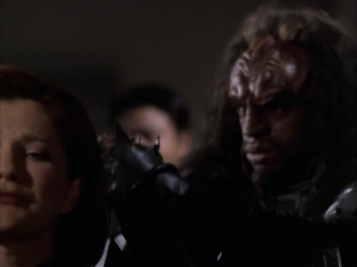 extant_StarTrek_VOY_6x03-BargeOfTheDead_01144.jpg