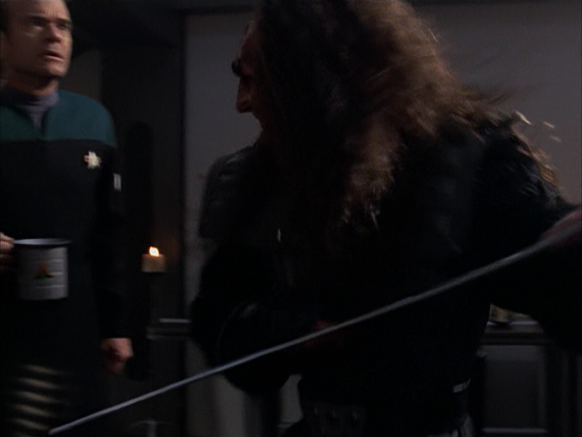 extant_StarTrek_VOY_6x03-BargeOfTheDead_01151.jpg
