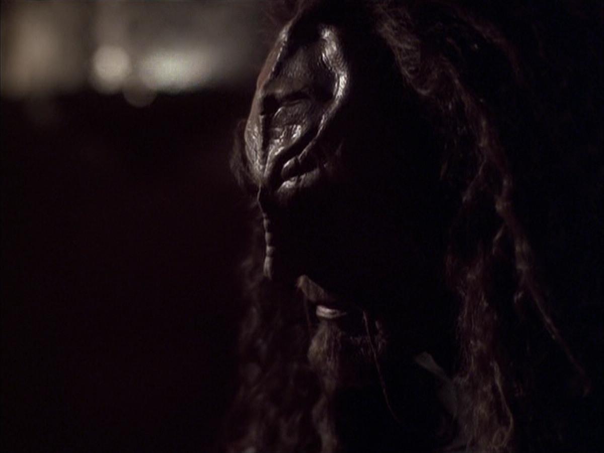 extant_StarTrek_VOY_6x03-BargeOfTheDead_01323.jpg