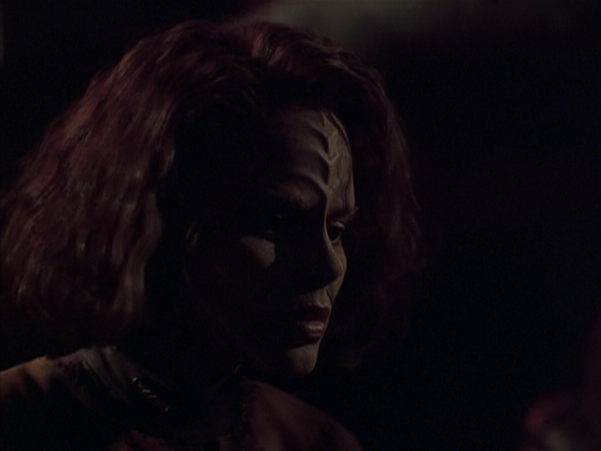 extant_StarTrek_VOY_6x03-BargeOfTheDead_01333.jpg