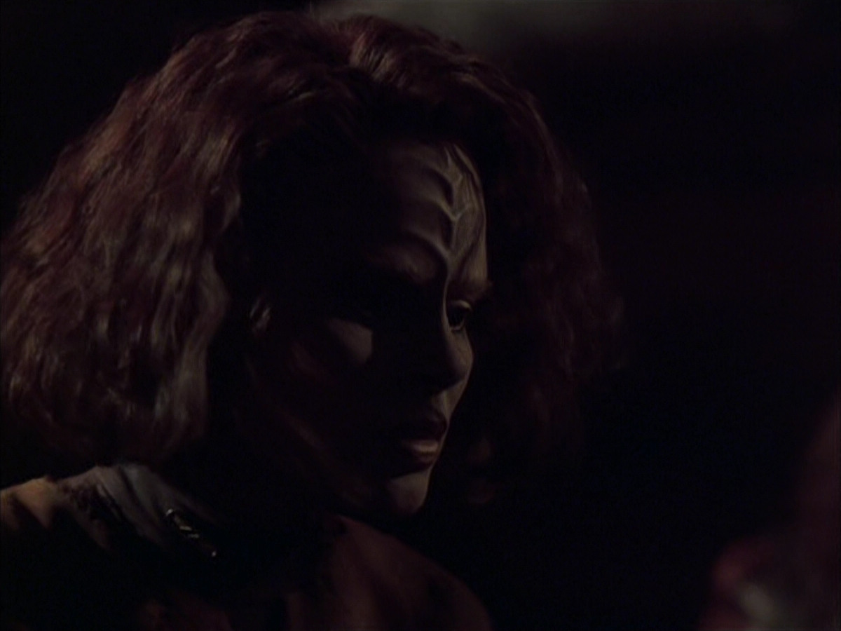 extant_StarTrek_VOY_6x03-BargeOfTheDead_01334.jpg