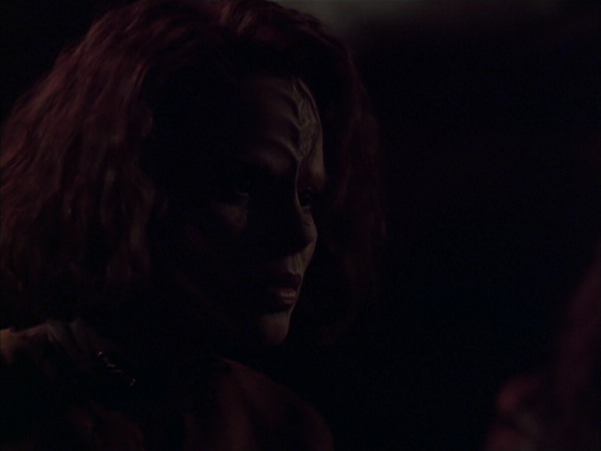 extant_StarTrek_VOY_6x03-BargeOfTheDead_01335.jpg
